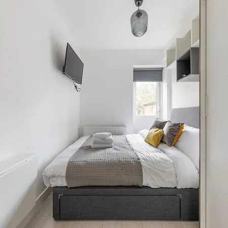 Functional Double With An Ensuite Toilet And Shower Near Tube And Bus Stations London Exterior photo